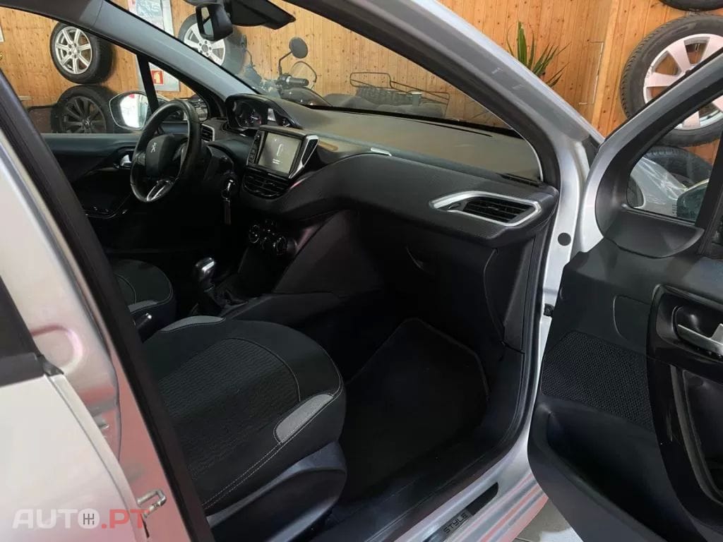 Peugeot 208 1.2 VTi SE Style