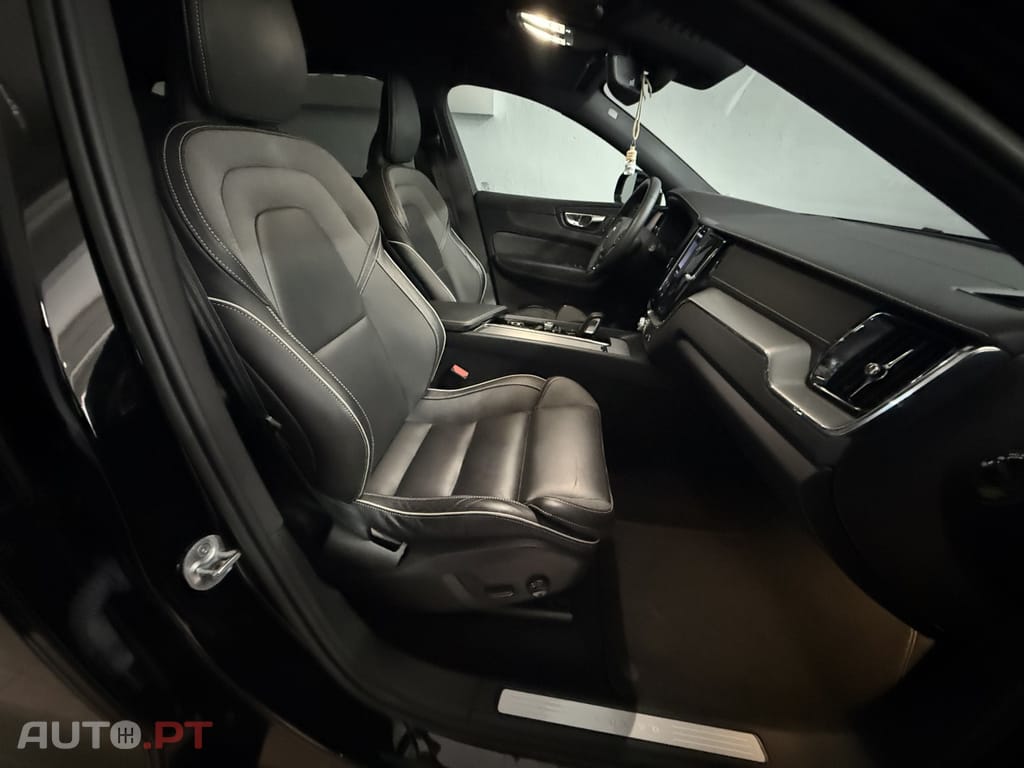 Volvo XC60 2.0 B4 Plus Dark