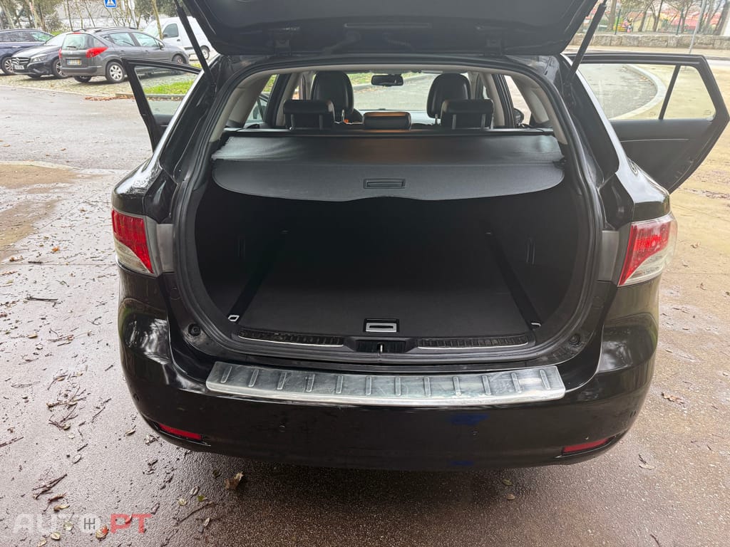 Toyota Avensis TOYOTA AVENSIS 2.0 D4D LUXURI+GPS+PELE+MULTIMÉDIA