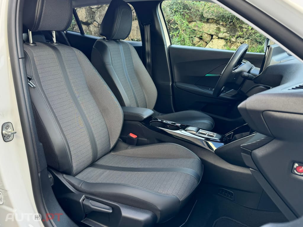 Peugeot E-2008 50 kWh Allure