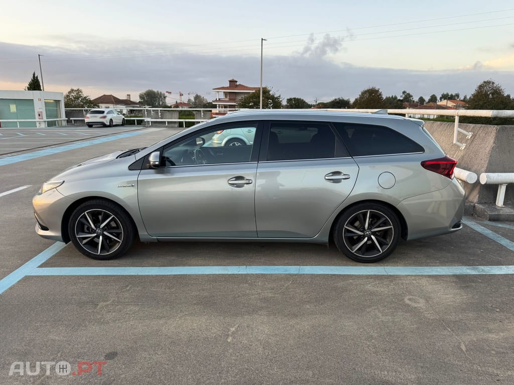 Toyota Auris Touring Sports 1.8 HSD Comfort+P.Sport