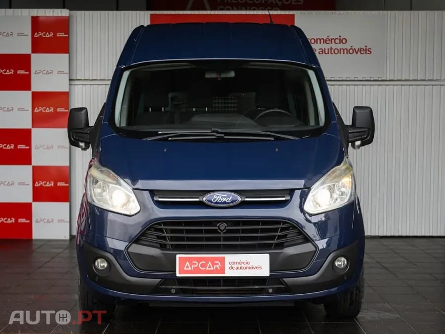 Ford Transit Custom Adaptada p/ 3 cadeiras de rodas
