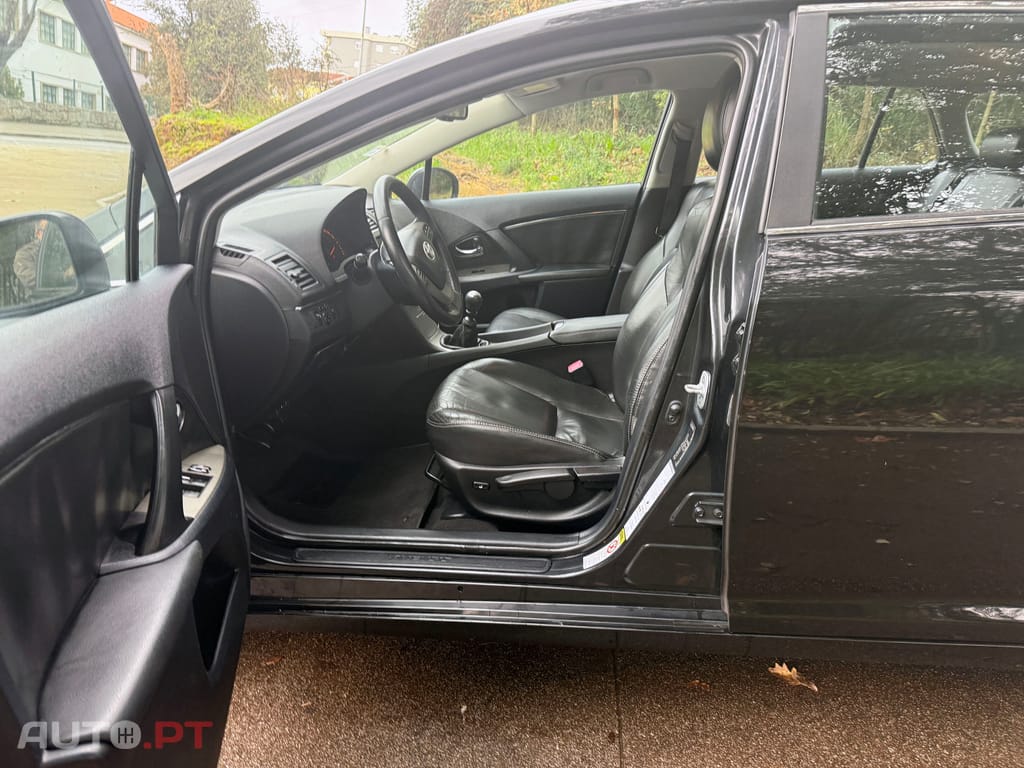 Toyota Avensis TOYOTA AVENSIS 2.0 D4D LUXURI+GPS+PELE+MULTIMÉDIA