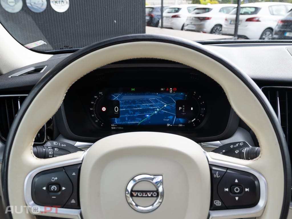Volvo XC 60 2.0 B4 Momentum — fotografia 18
