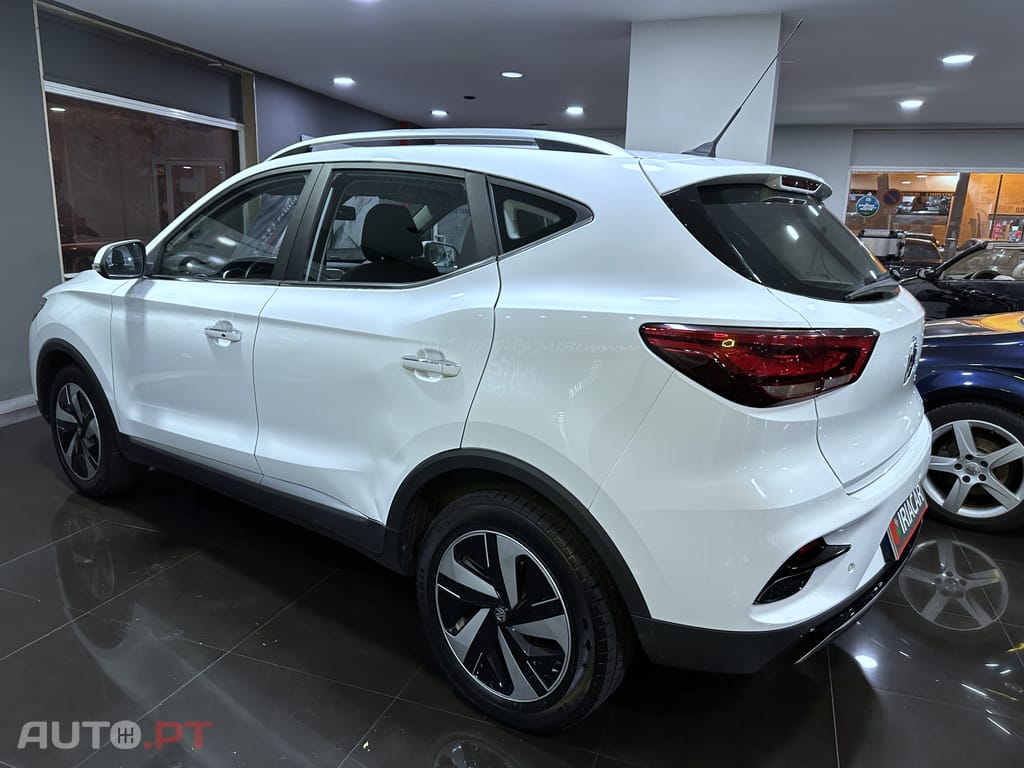 MG ZS Standard Luxury