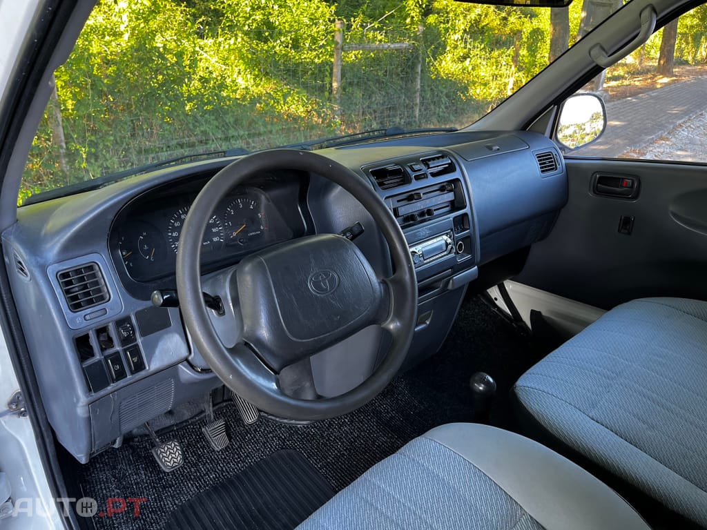 Toyota HiAce 9 Lugares