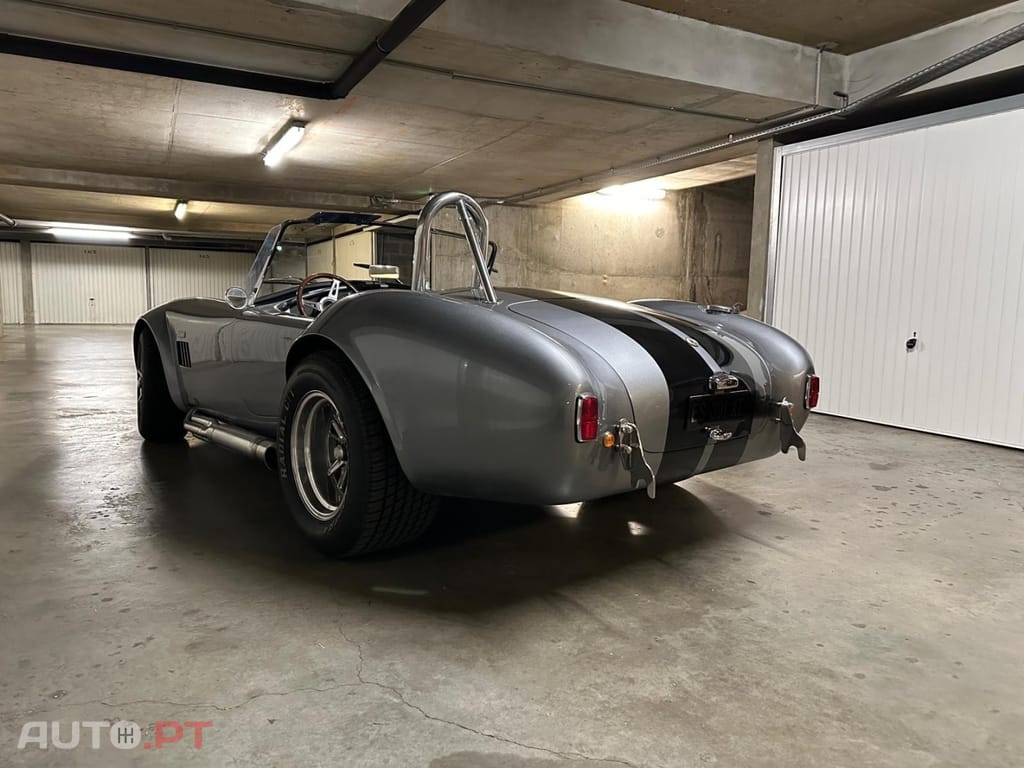 AC Cobra V8