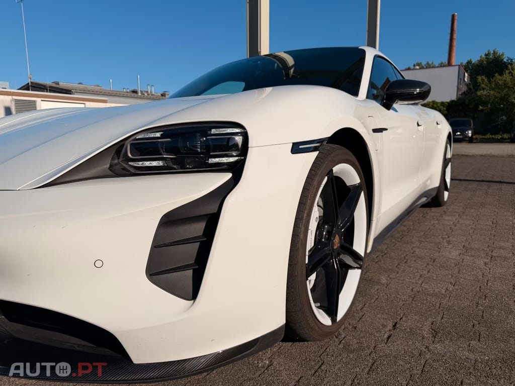 Porsche Taycan Carbon