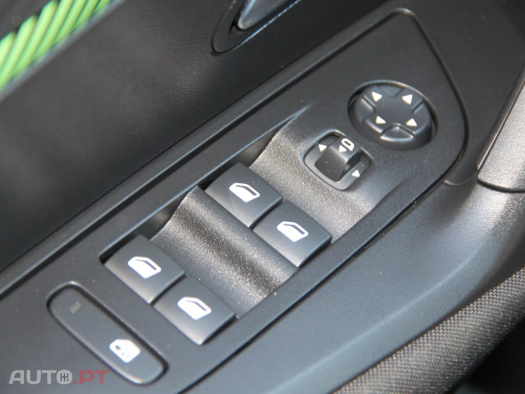 Peugeot 2008 1.2 PureTech Active — fotografia 15
