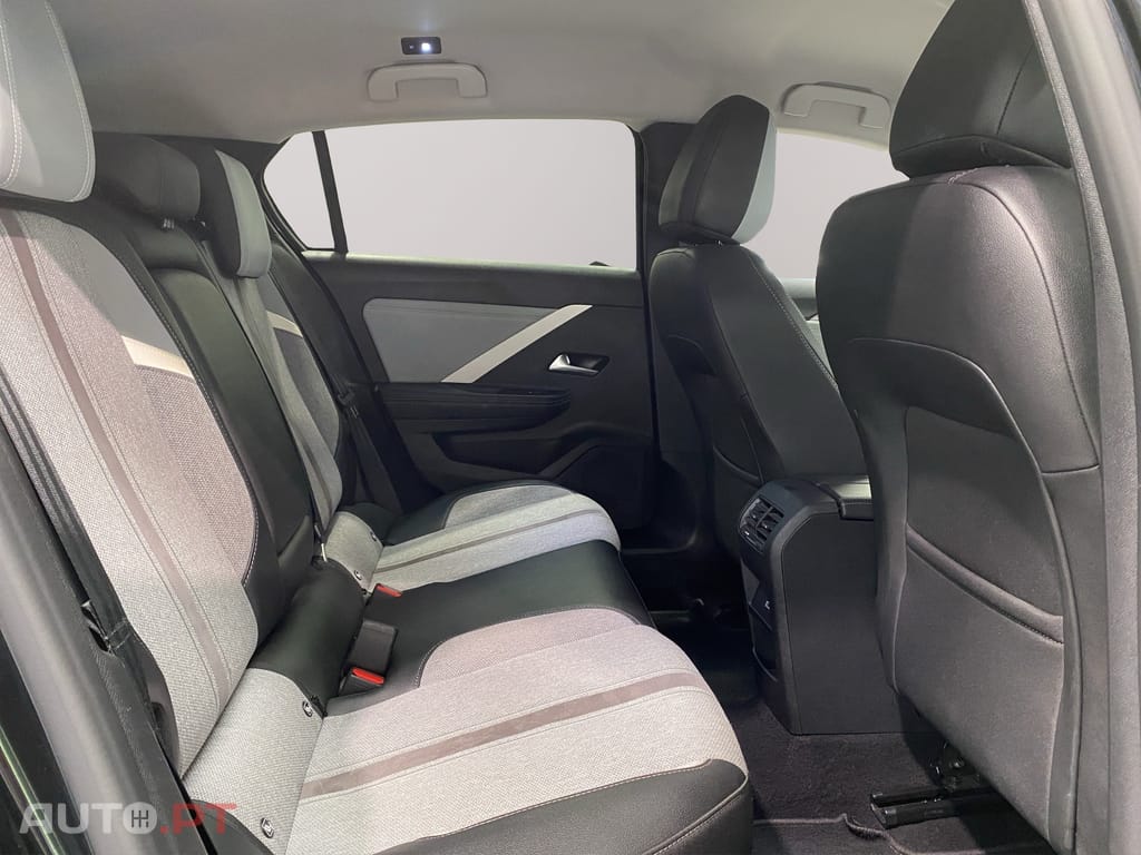 Opel Astra 1.2 T Elegance