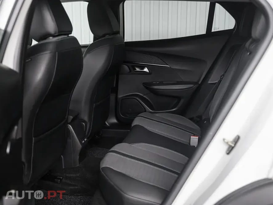 Peugeot E-2008 50 kWh Allure Pack