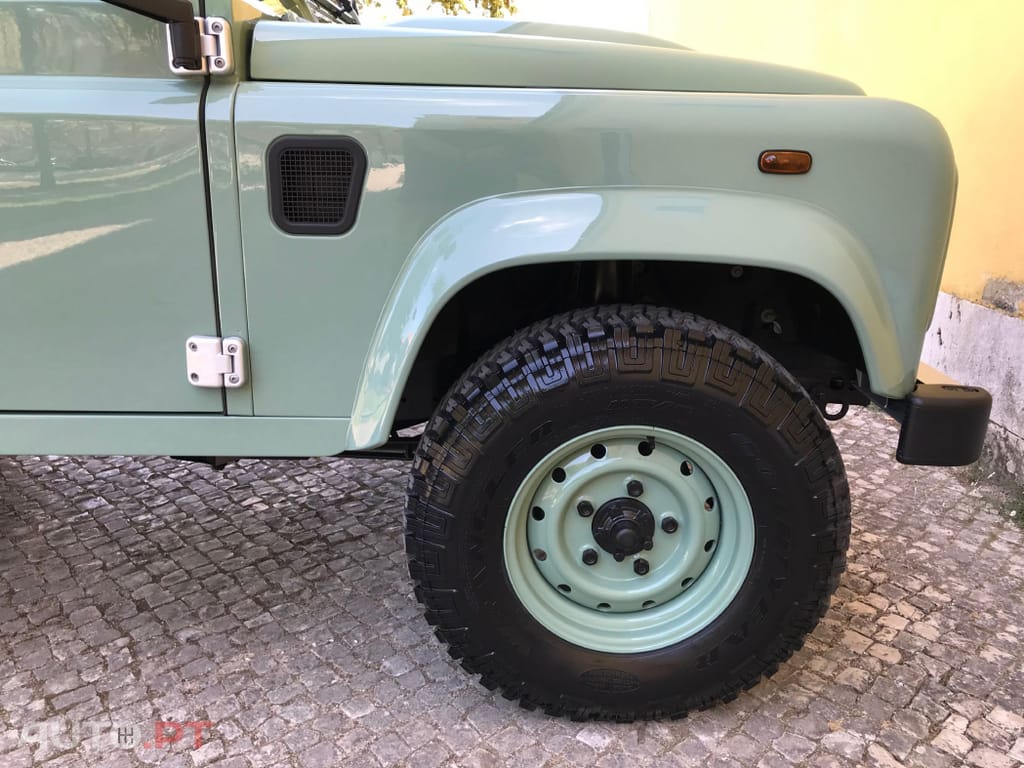 Land Rover Defender TD4 PUMA HERITAGE