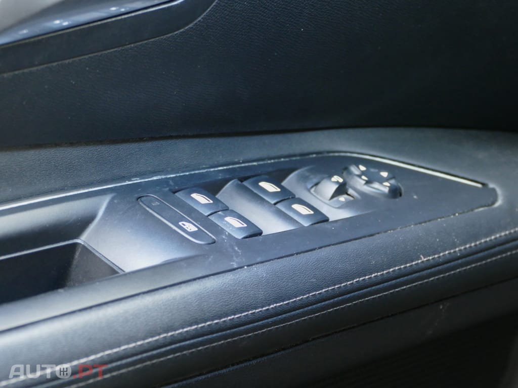 Peugeot 3008 1.6 Hybrid Allure e-EAT8