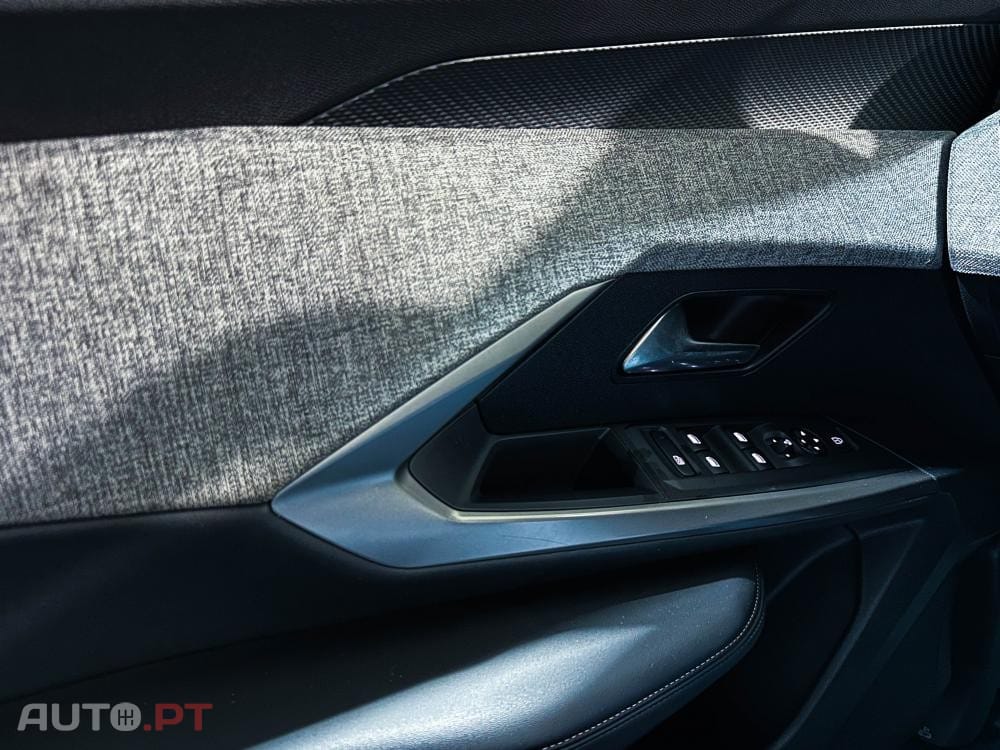 Peugeot 3008 1.2 Hybrid Allure e-DCS6