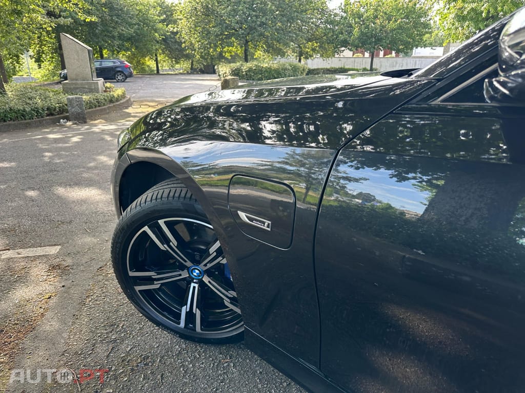 BMW 330 e Touring Pack Desportivo M Auto