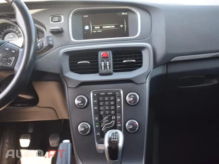 Volvo V40 Cross Country Outro