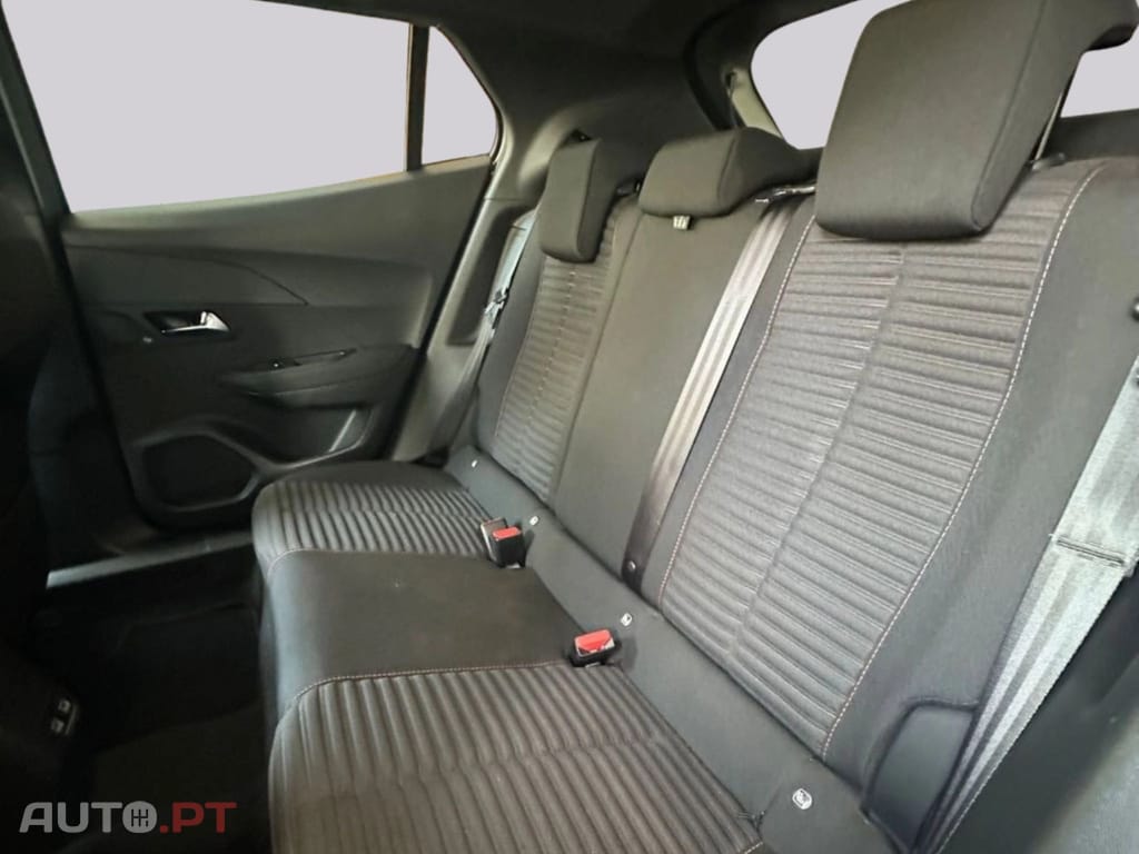 Peugeot E-2008 50 kWh Active Pack