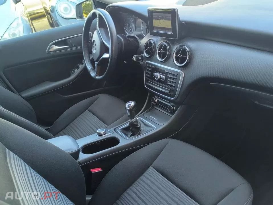 Mercedes-Benz A 180 CDI BlueEFFICIENCY — fotografia 12
