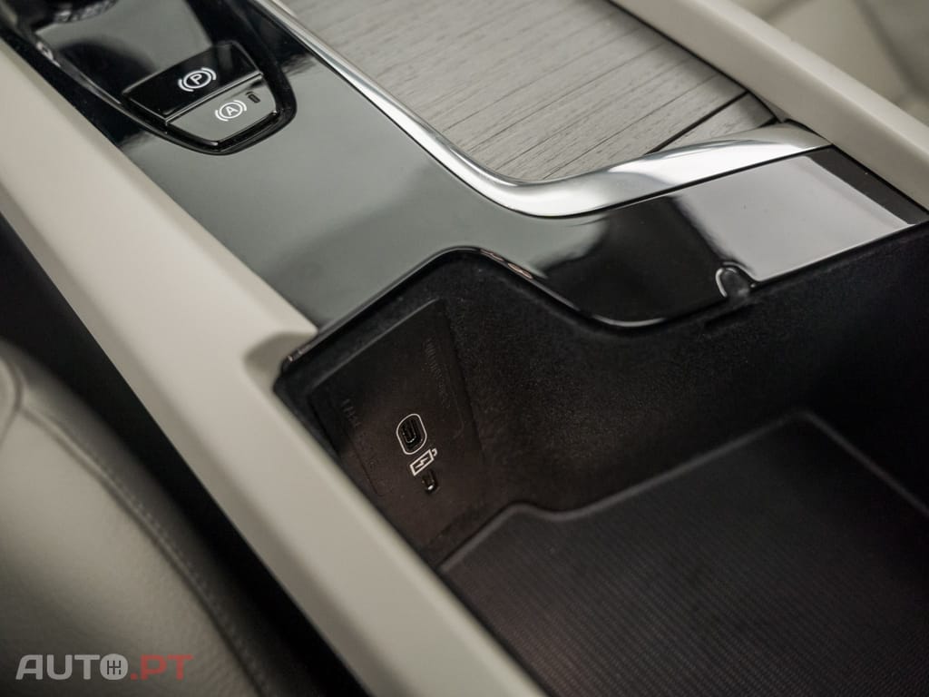 Volvo XC60 2.0 T6 PHEV Core AWD