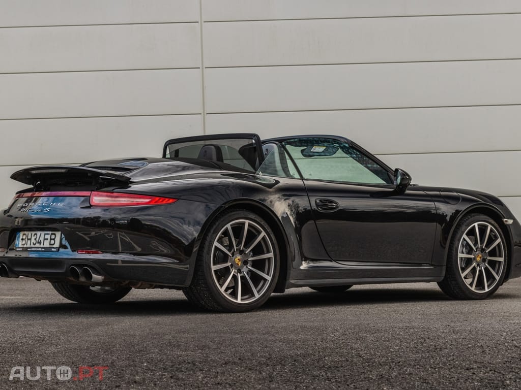Porsche 911 Carrera 4 Cabriolet PDK Black Edition