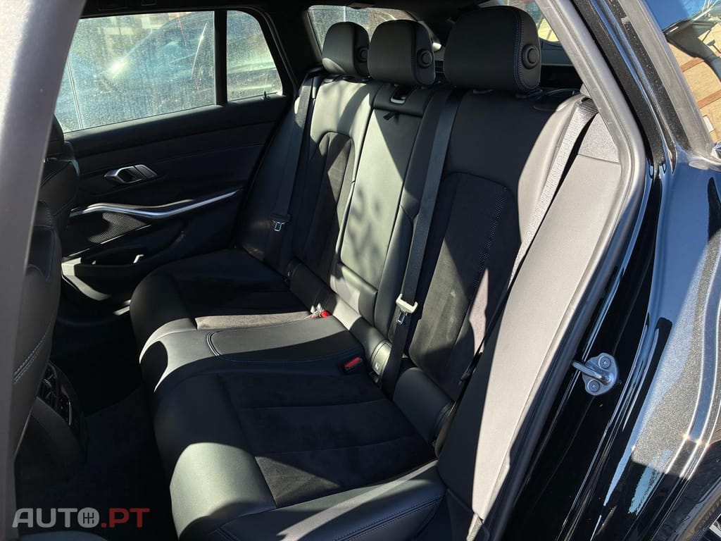 BMW 330 e Touring Pack M Auto — fotografia 16