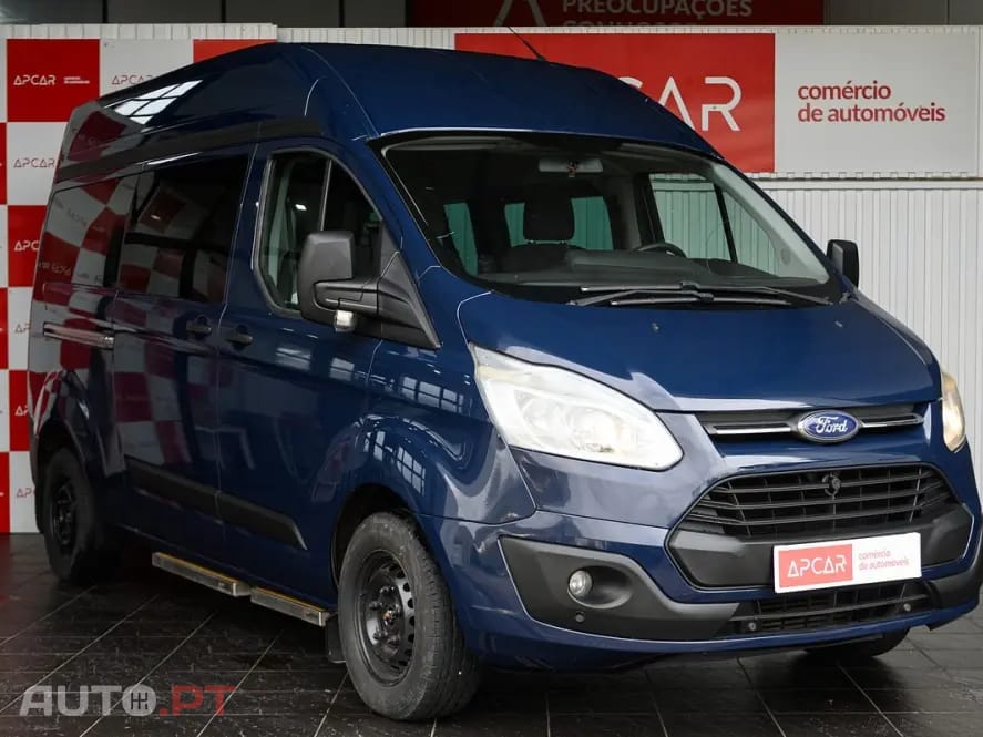 Ford Transit Custom Adaptada p/ 3 cadeiras de rodas