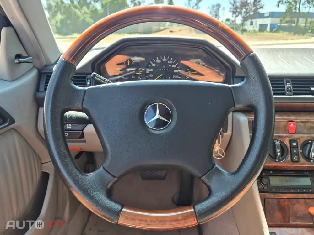 Mercedes-Benz 230 Outro