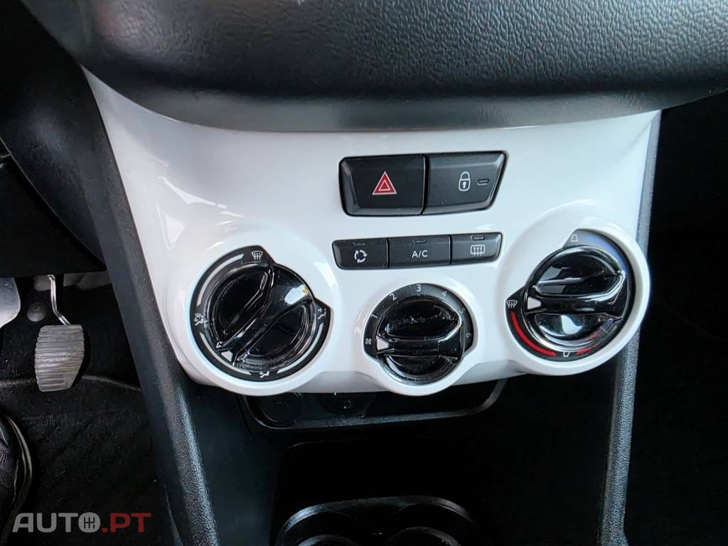 Peugeot 208 1.2i 68Cv Life