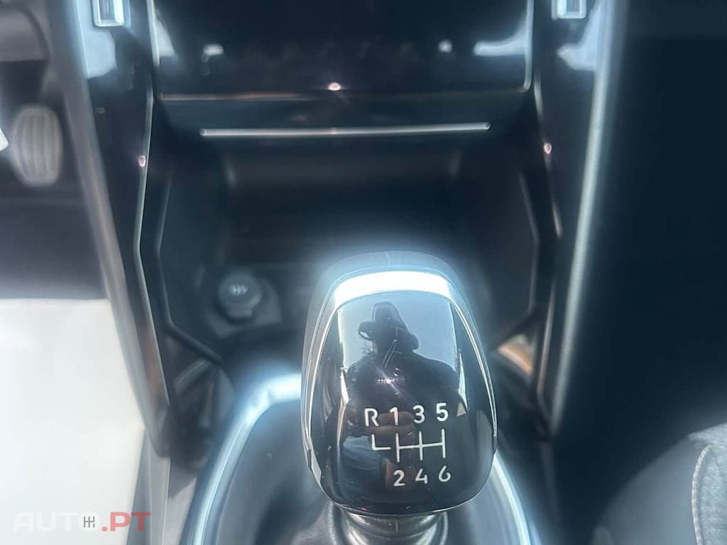Peugeot 2008 1.2 Pure Tech Allure- Gasolina
