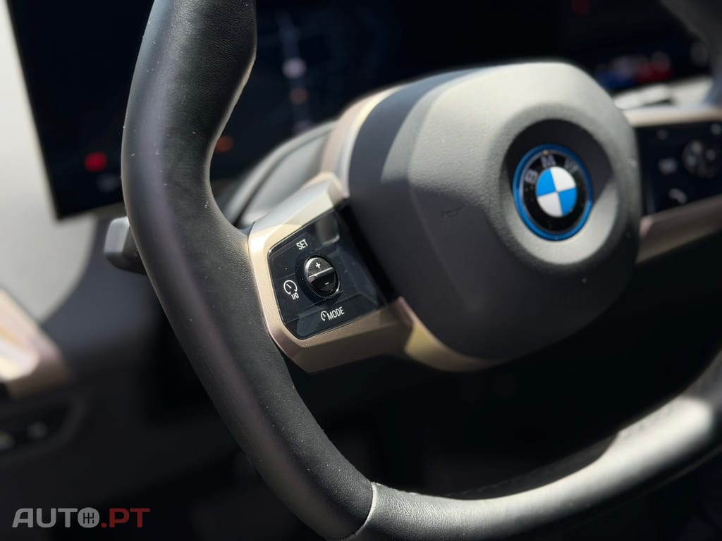 BMW iX xDrive 40 Pack Desportivo