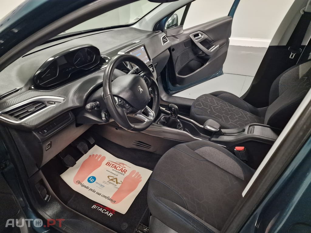Peugeot 2008 1.2 PURETECH STYLE