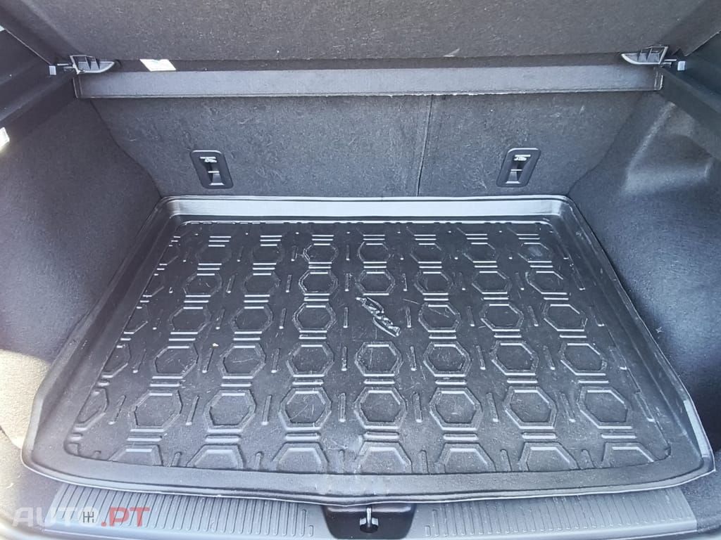 MG MG4 64 kWh Luxury — fotografia 23