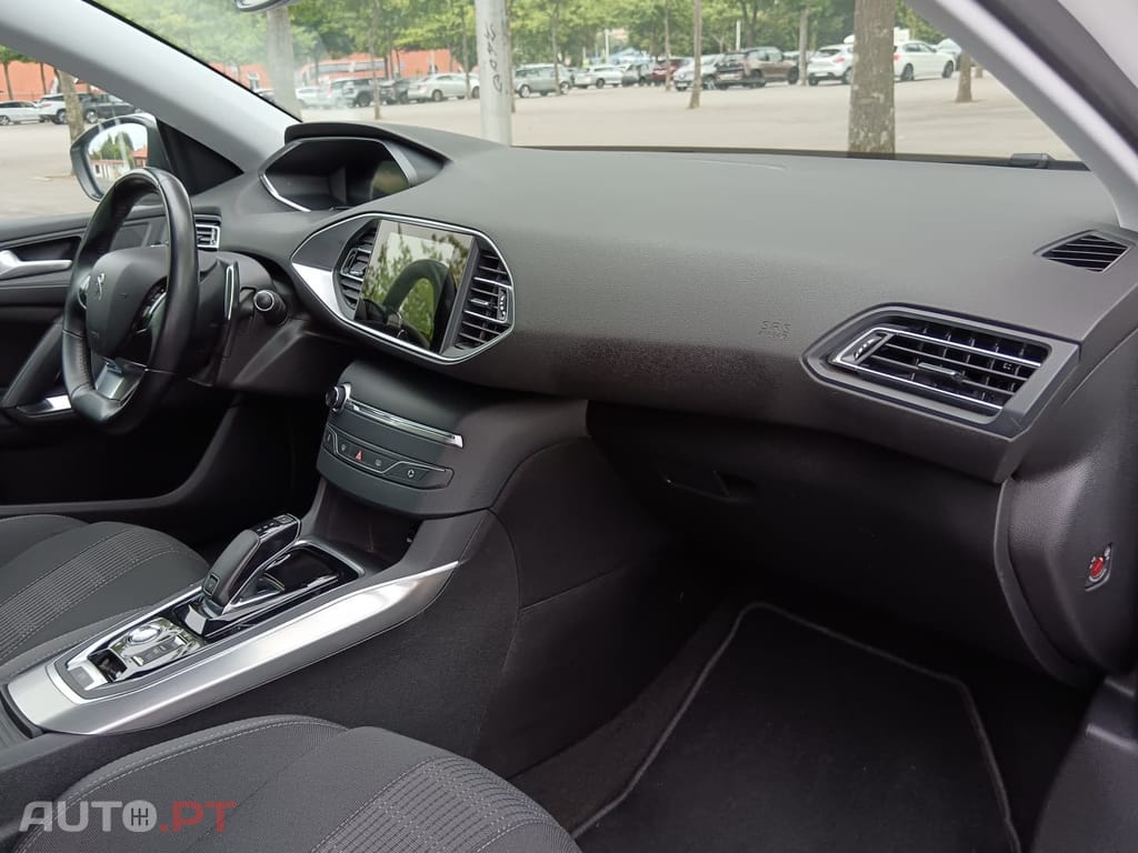 Peugeot 308 1.2 PureTech Allure EAT8