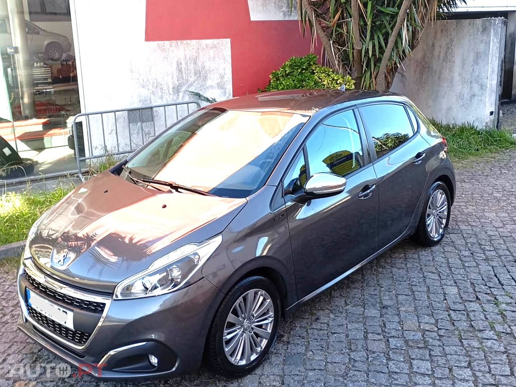 Peugeot 208 1.2 PureTech Signature 82 cv–Nacional
