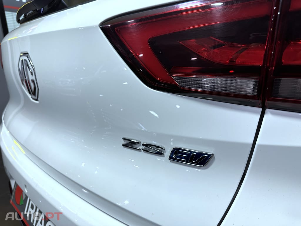 MG ZS Standard Luxury