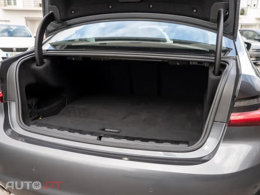 BMW 330 e Corporate Edition Auto — fotografia 24