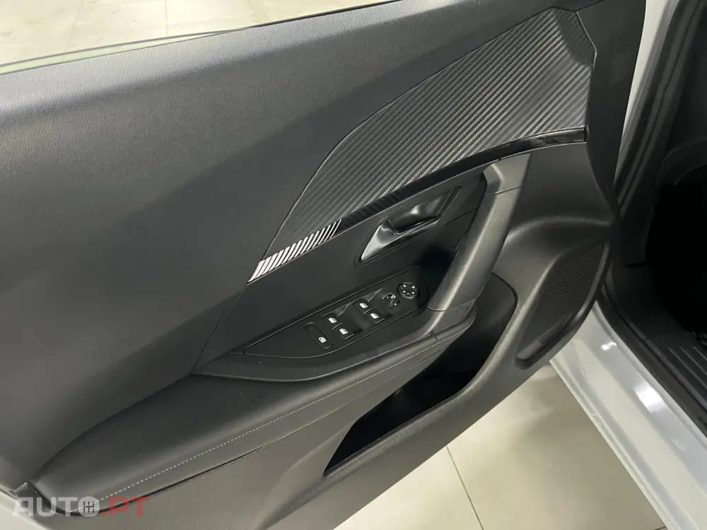 Peugeot 2008 1.2 Hybrid Allure e-DCS6