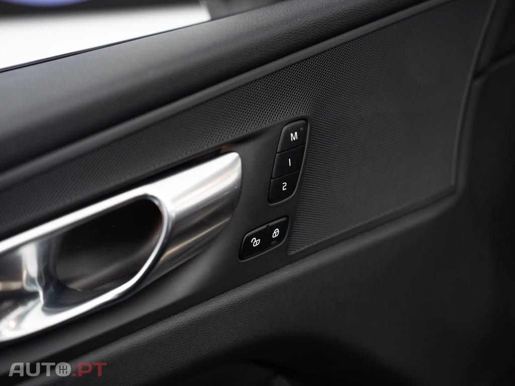 Volvo XC60 2.0 T6 PHEV Plus Dark