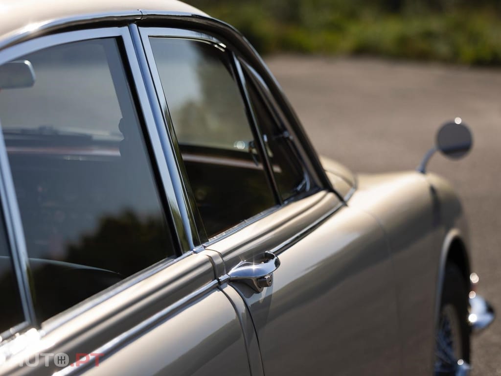 Jaguar S-Type 3.8