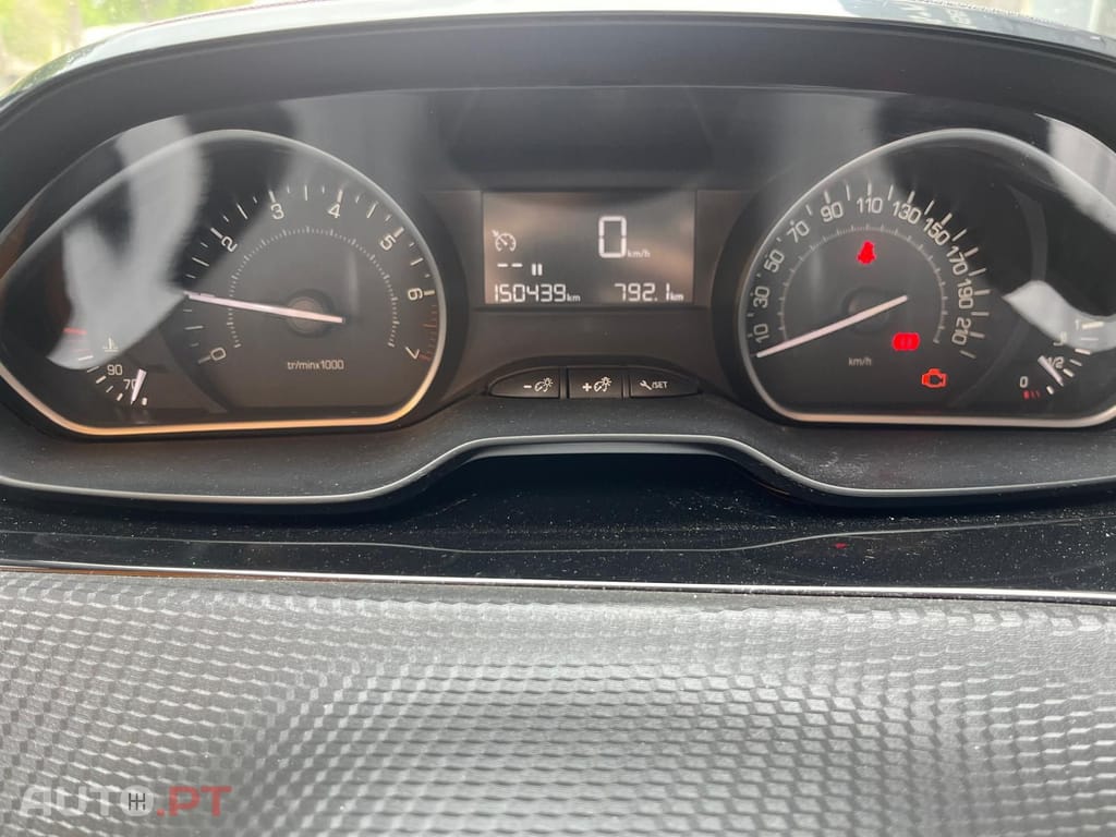 Peugeot 2008 1.2 e-VTi Style