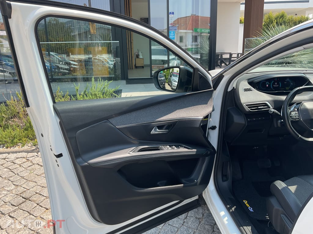 Peugeot 3008 1.6 Hybrid4 Allure e-EAT8