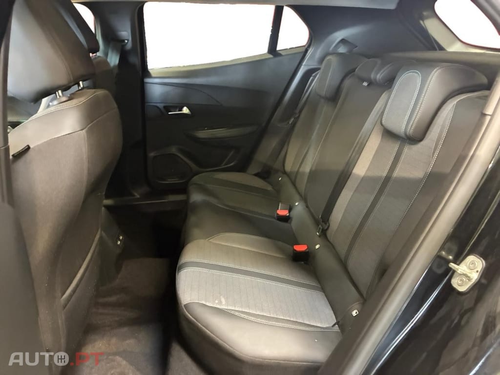 Peugeot E-2008 50 kWh Allure Pack