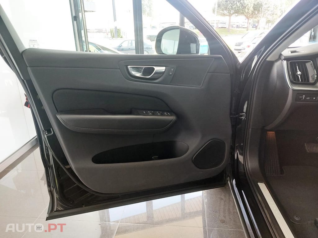 Volvo XC60 2.0 T8 PHEV Momentum AWD