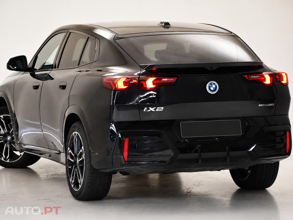 BMW iX2 eDrive20 Pack Desportivo M Pro