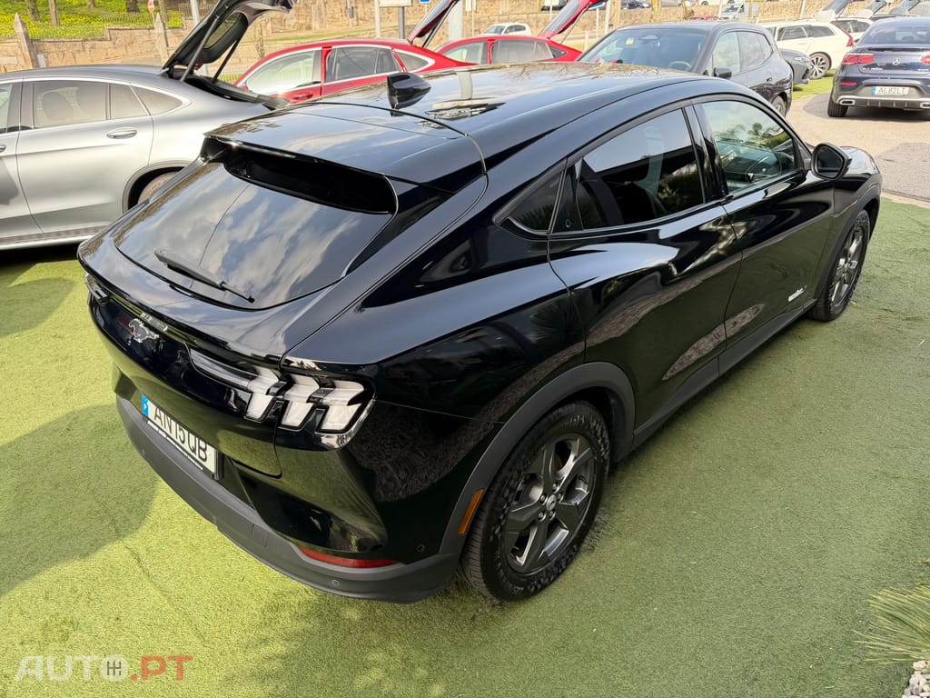 Ford Mustang Mach-E Alargada