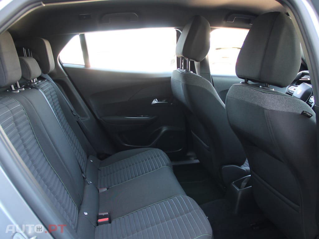 Peugeot 2008 1.2 PureTech Active — fotografia 8