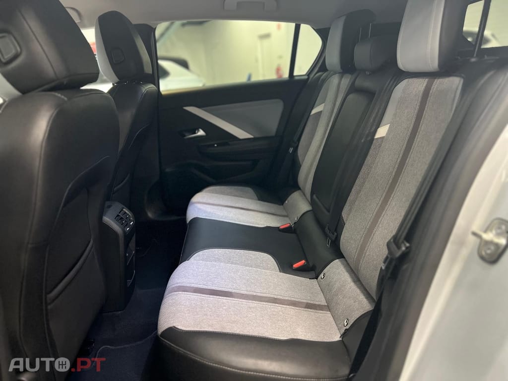 Opel Astra 1.2 T Elegance