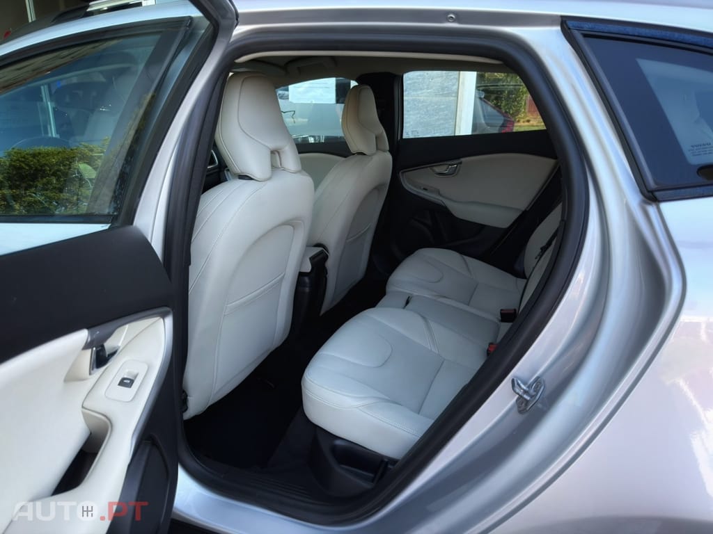 Volvo V40 Cross Country 1.6 D2 Momentum