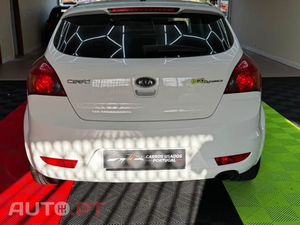 Kia Ceed S Coupé 1.4 CVVT EX ISG — fotografia 6