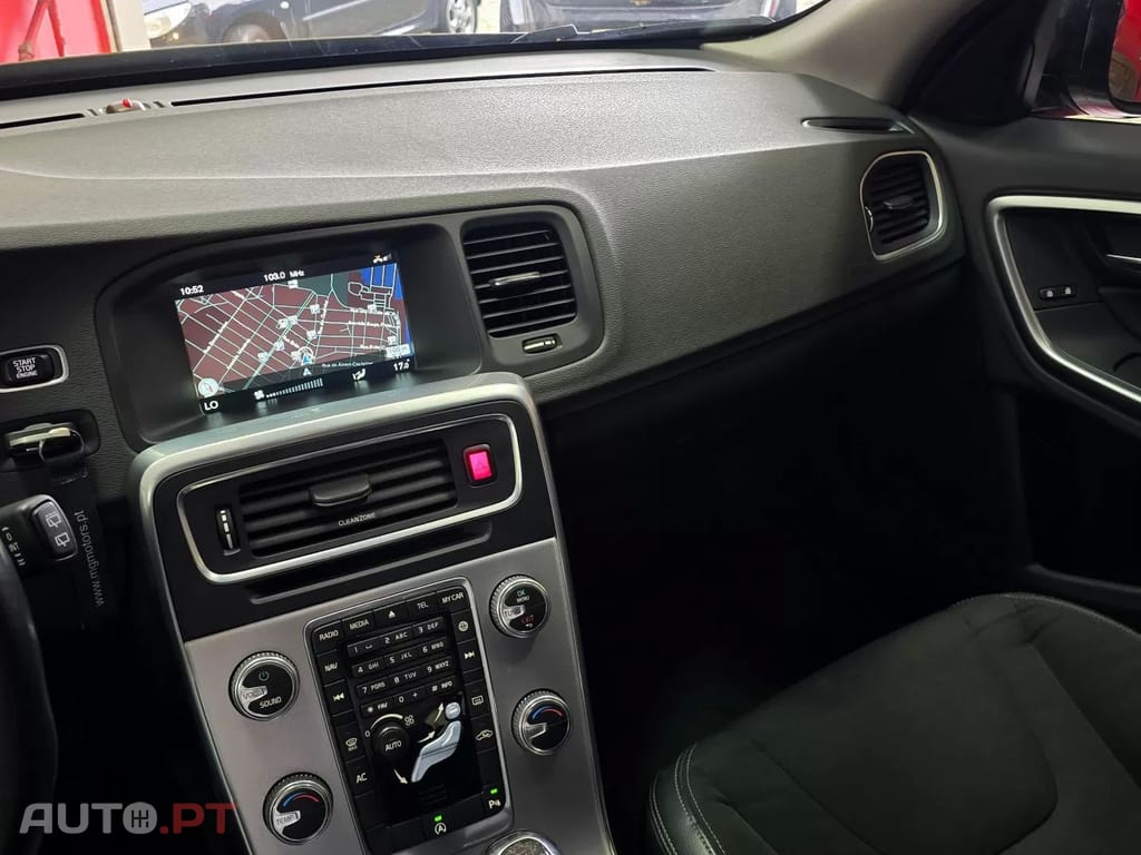 Volvo V60 Cross Country 2.0 D3 Momentum